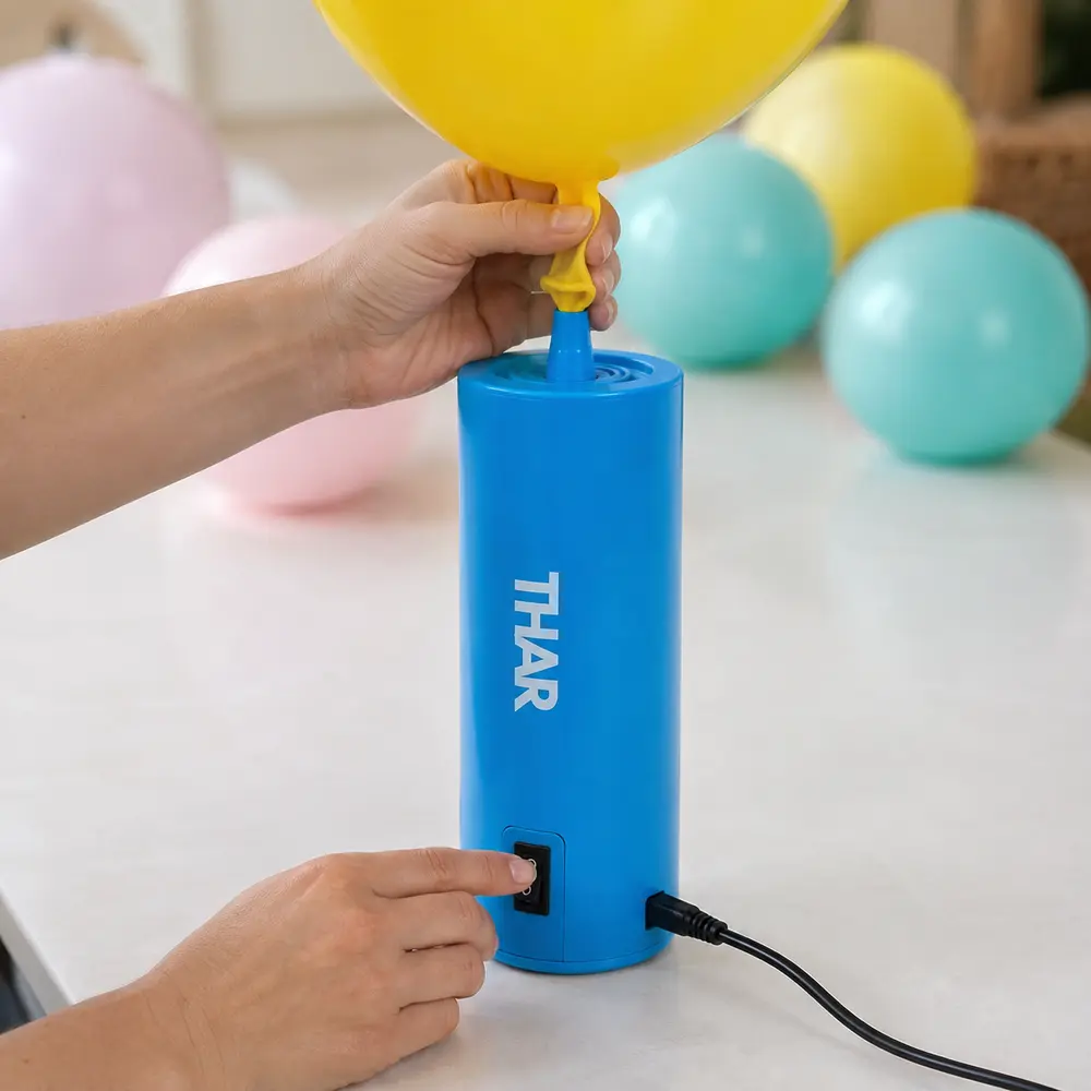 THAR elektrische ballonpomp in gebruik voor het opblazen van een gele ballon