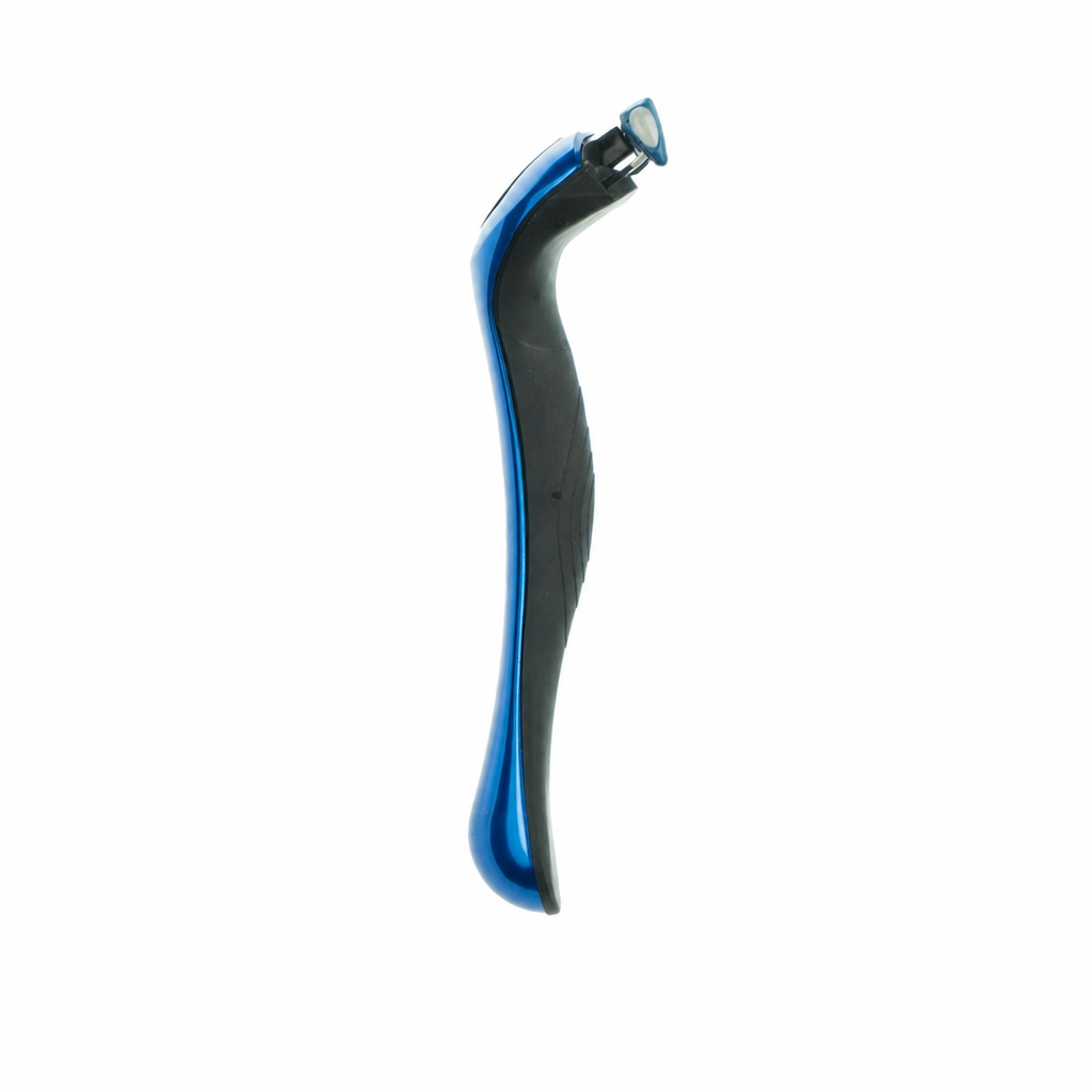 Blauw met zwart ergonomisch handvat van het Wilkinson Sword Protector 3 scheersysteem, zijaanzicht op witte achtergrond