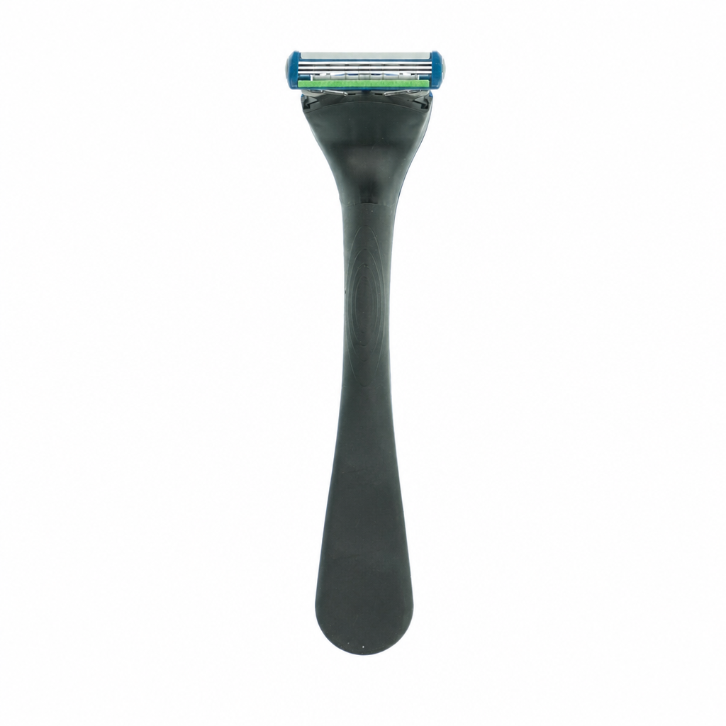 Zwart Wilkinson Sword Protector 3 scheersysteem met blauwe scheerkop en groene glijstrip op een witte achtergrond