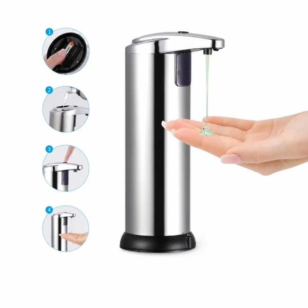 Zilverkleurige automatische zeepdispenser met zwarte voet die zeep op een open hand doseert, met vier stappen voor batterijen plaatsen, vullen en gebruik ernaast