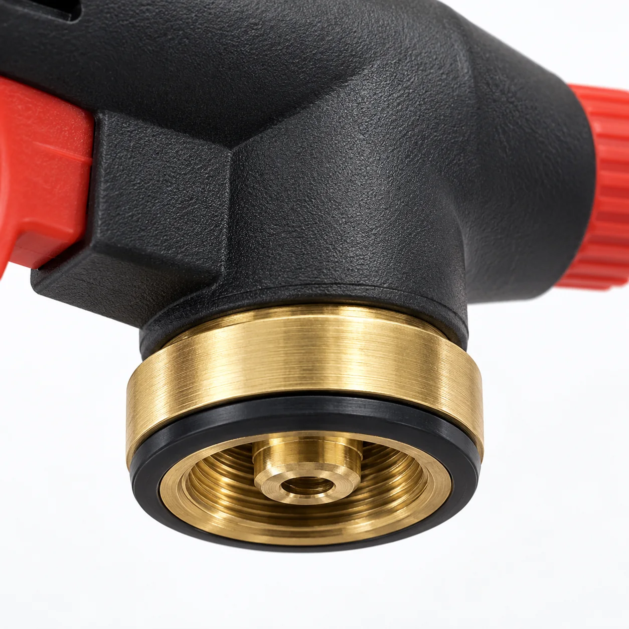 Detail van de messing schroefaansluiting onderaan het Btools gasbranderopzetstuk