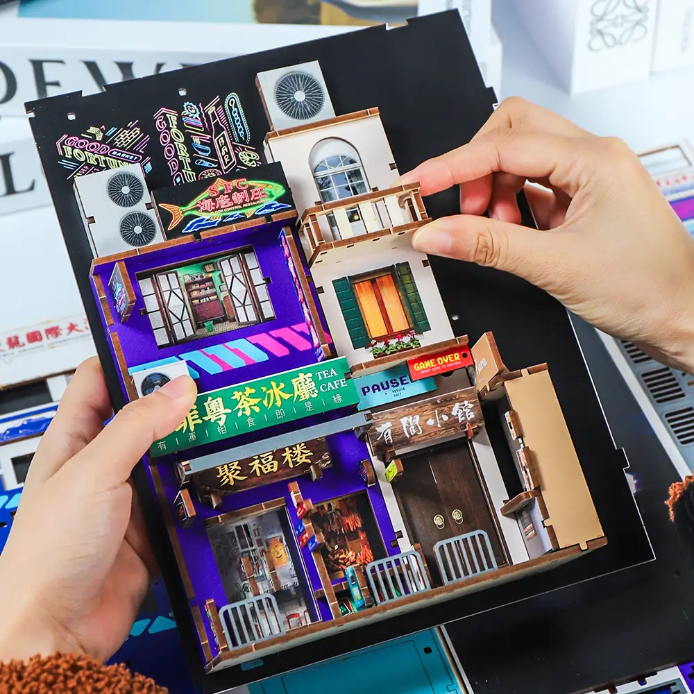 Houten onderdelen voor THAR Cyber City DIY book nook