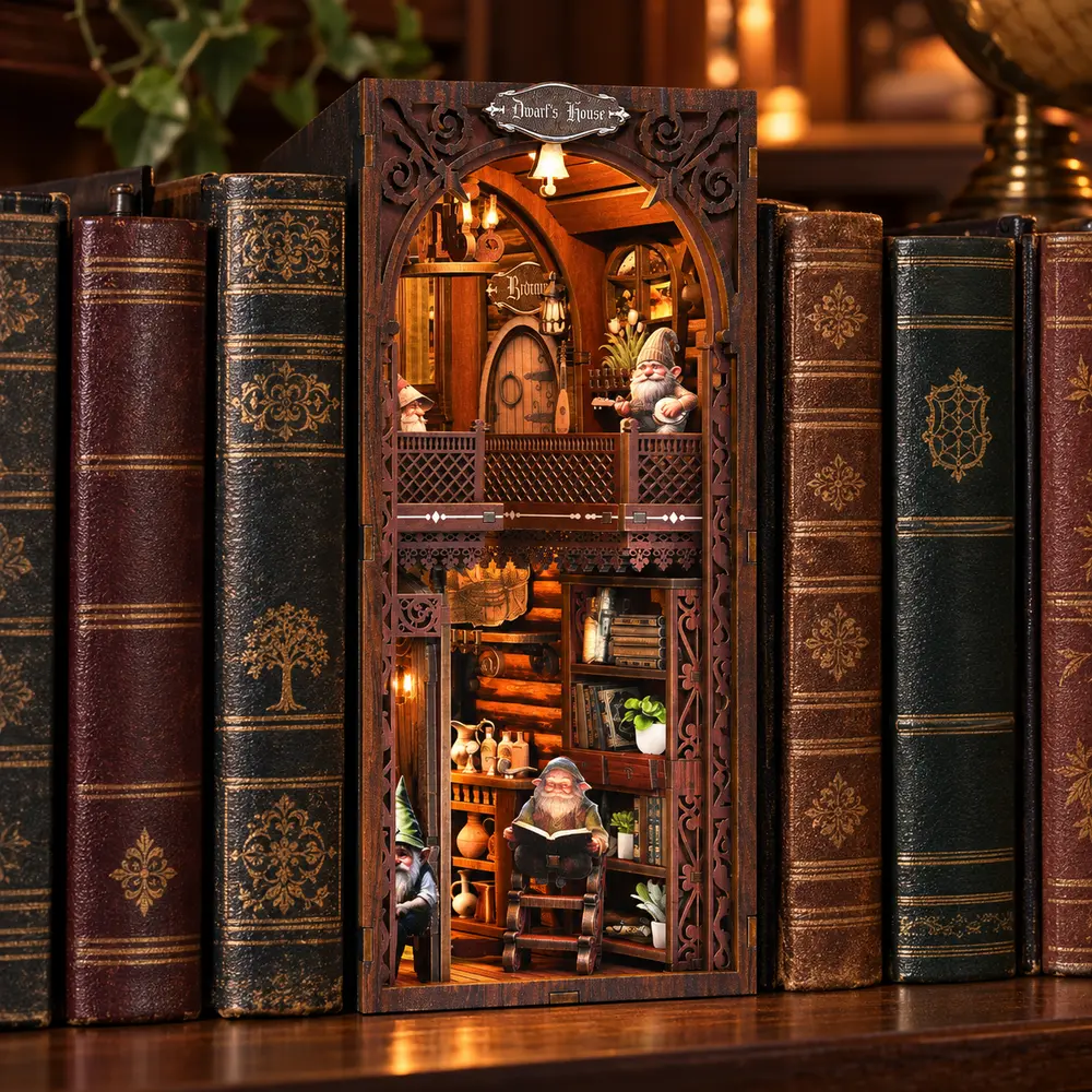 THAR Book Nook Dwarf’s House als verlichte miniatuur tussen klassieke boeken
