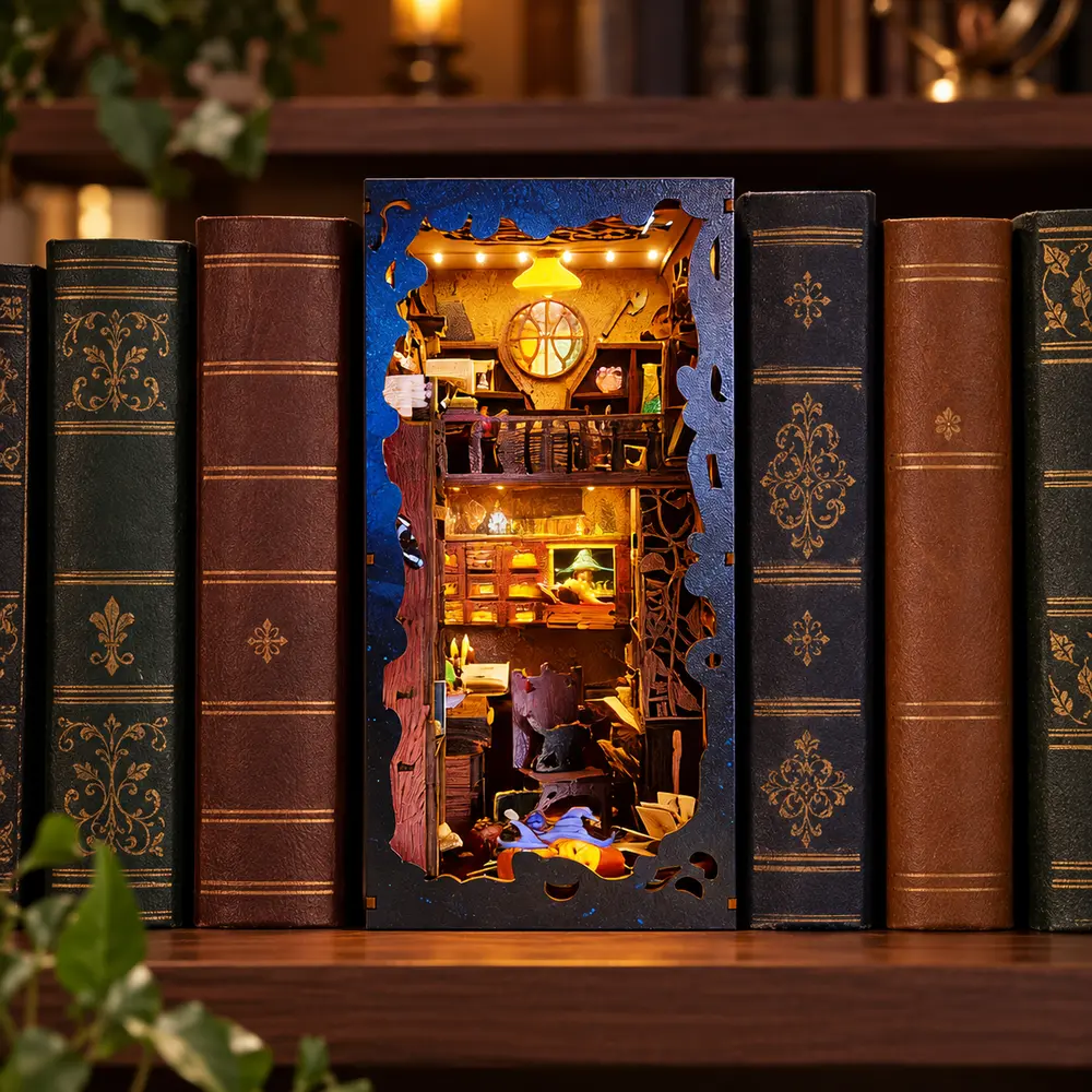 THAR Book Nook Shadowmoon Academy tussen boeken op boekenplank