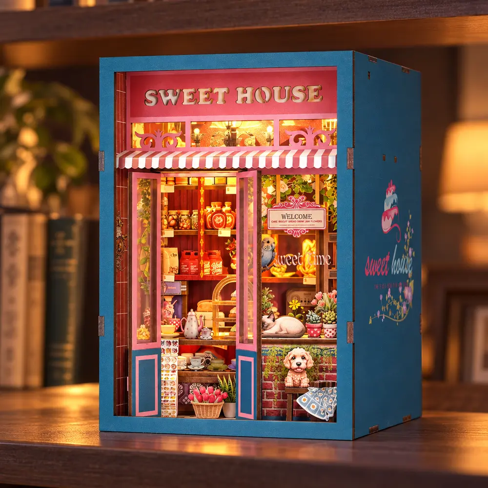 Verlichte THAR Book Nook Sweet House als warme avonddecoratie op een plank