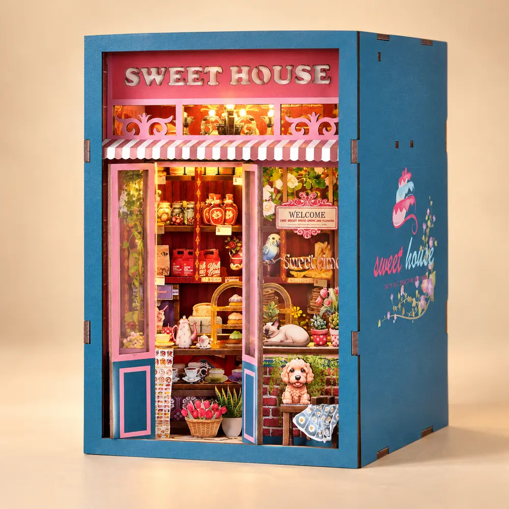 Voorkant van THAR Book Nook Sweet House met gestreepte luifel en miniatuurpatisserie