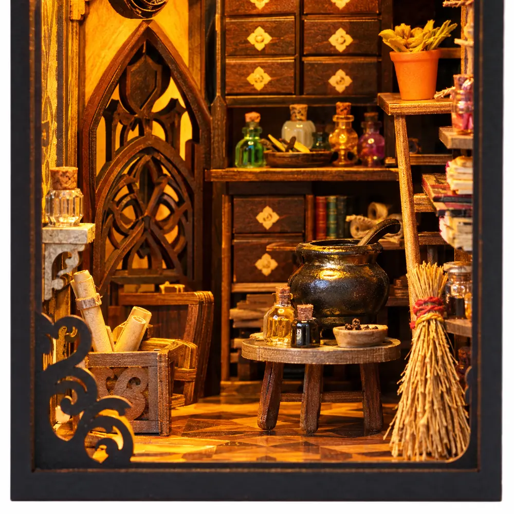 Benedenverdieping van THAR Book Nook The Master’s House met ketel, bezem en warme verlichting
