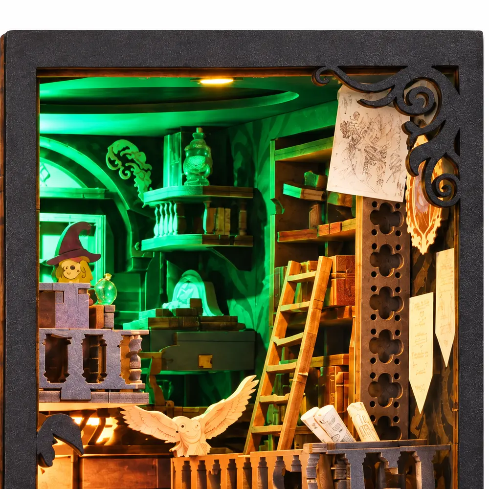 Bovenverdieping van THAR Book Nook The Master’s House met groene verlichting, ladder en miniatuurkastjes