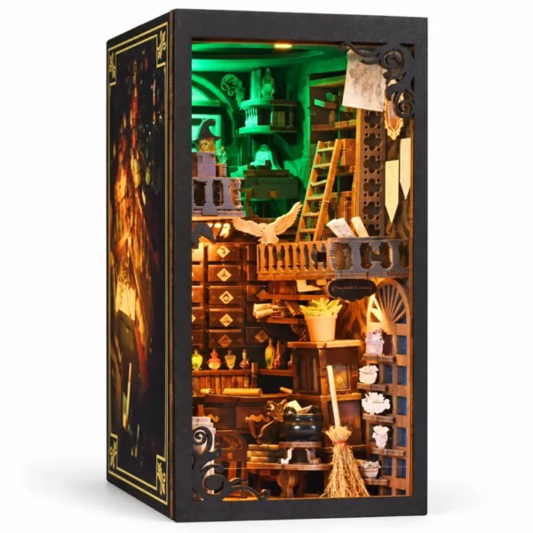 THAR Book Nook The Master’s House schuin vooraanzicht met groene en warme LED-verlichting