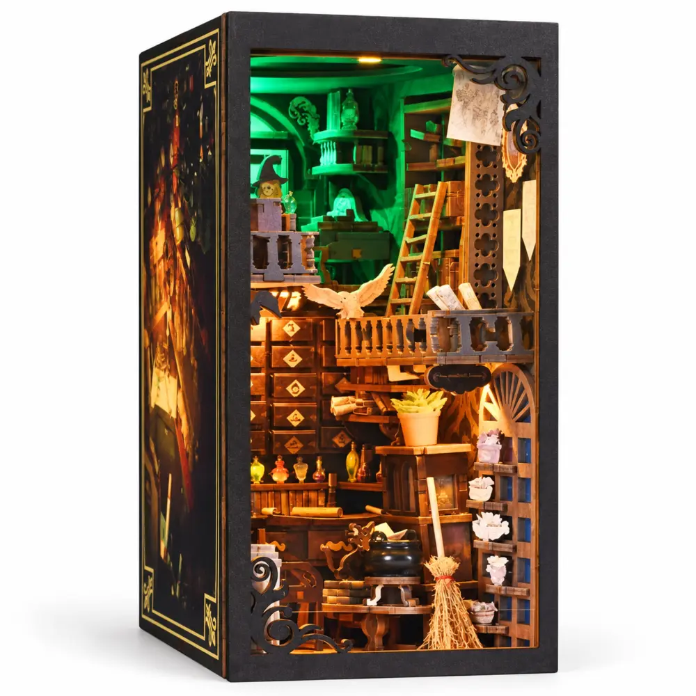 THAR Book Nook The Master’s House schuin vooraanzicht met groene en warme LED-verlichting