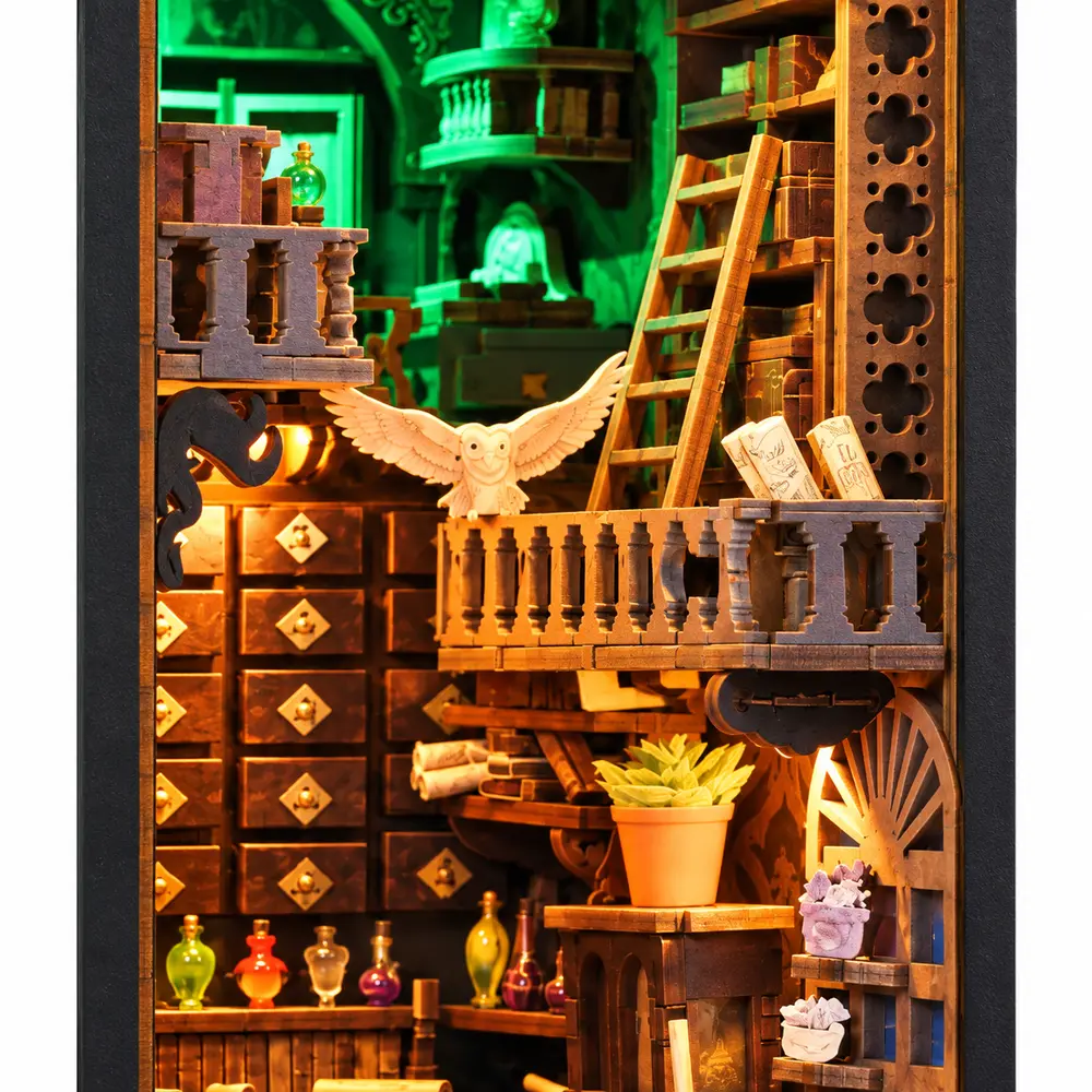 Middendetail van THAR Book Nook The Master’s House met uil, balustrade en houten ladder