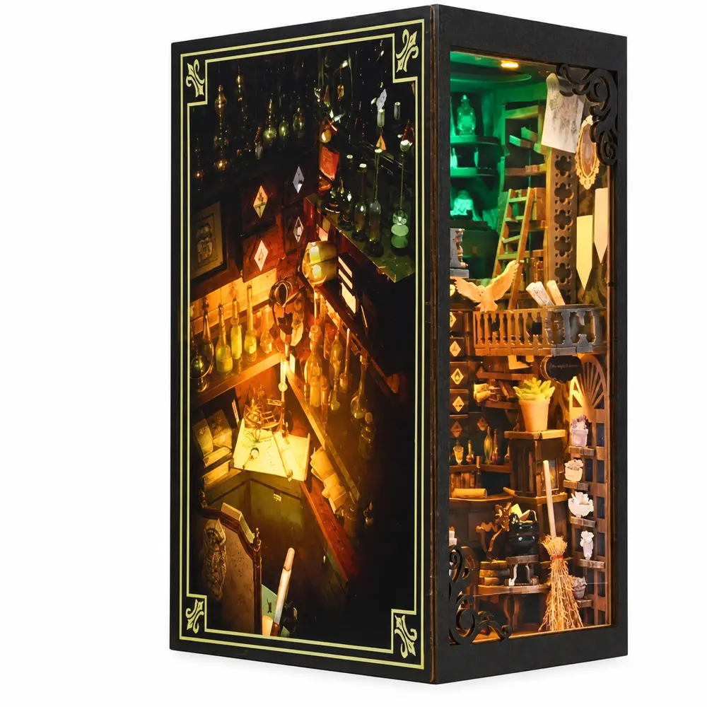 Zijpaneel van THAR Book Nook The Master’s House met donkere illustratie en gouden rand
