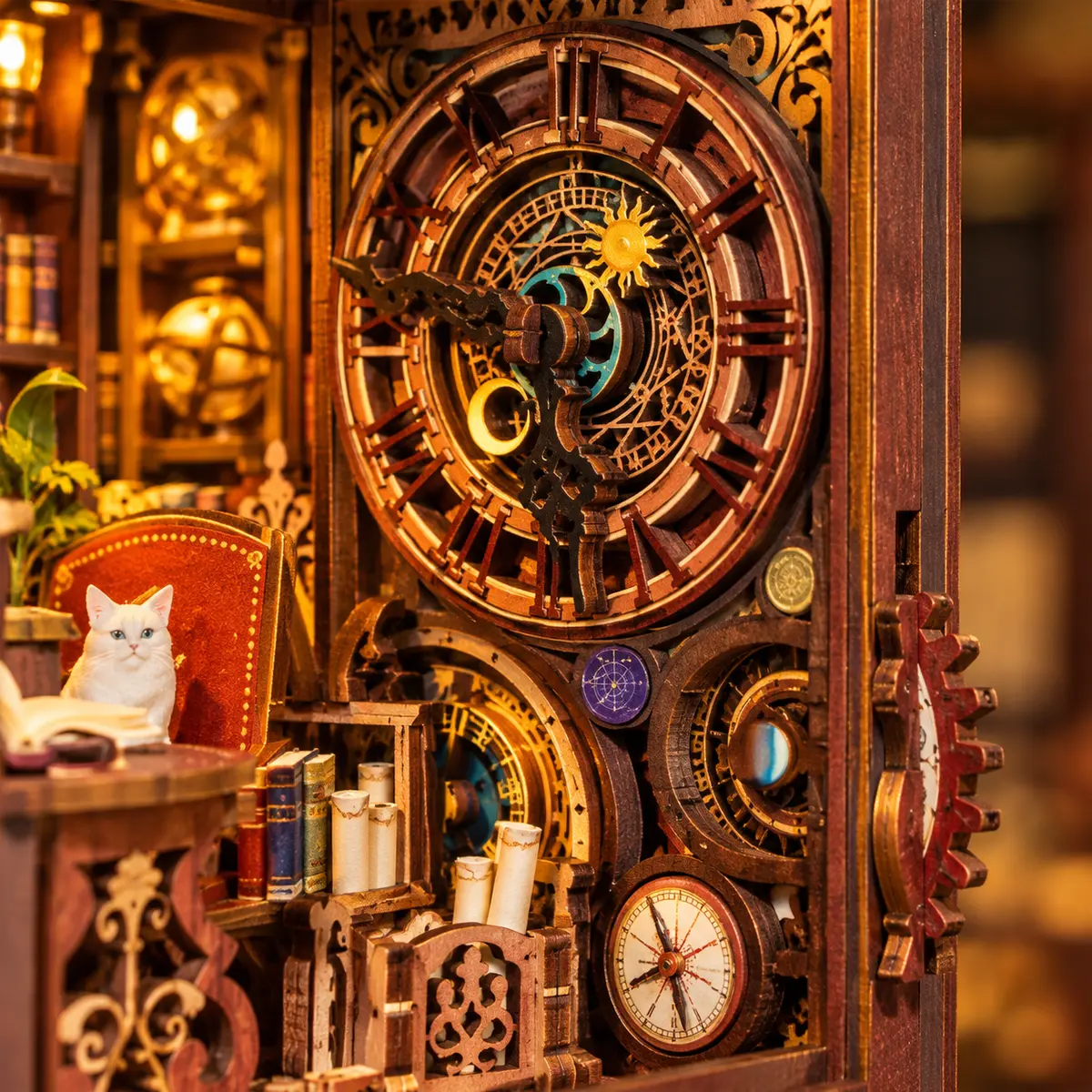 Draaibare klok met tandwielmechanisme van THAR Wonder Library Book Nook