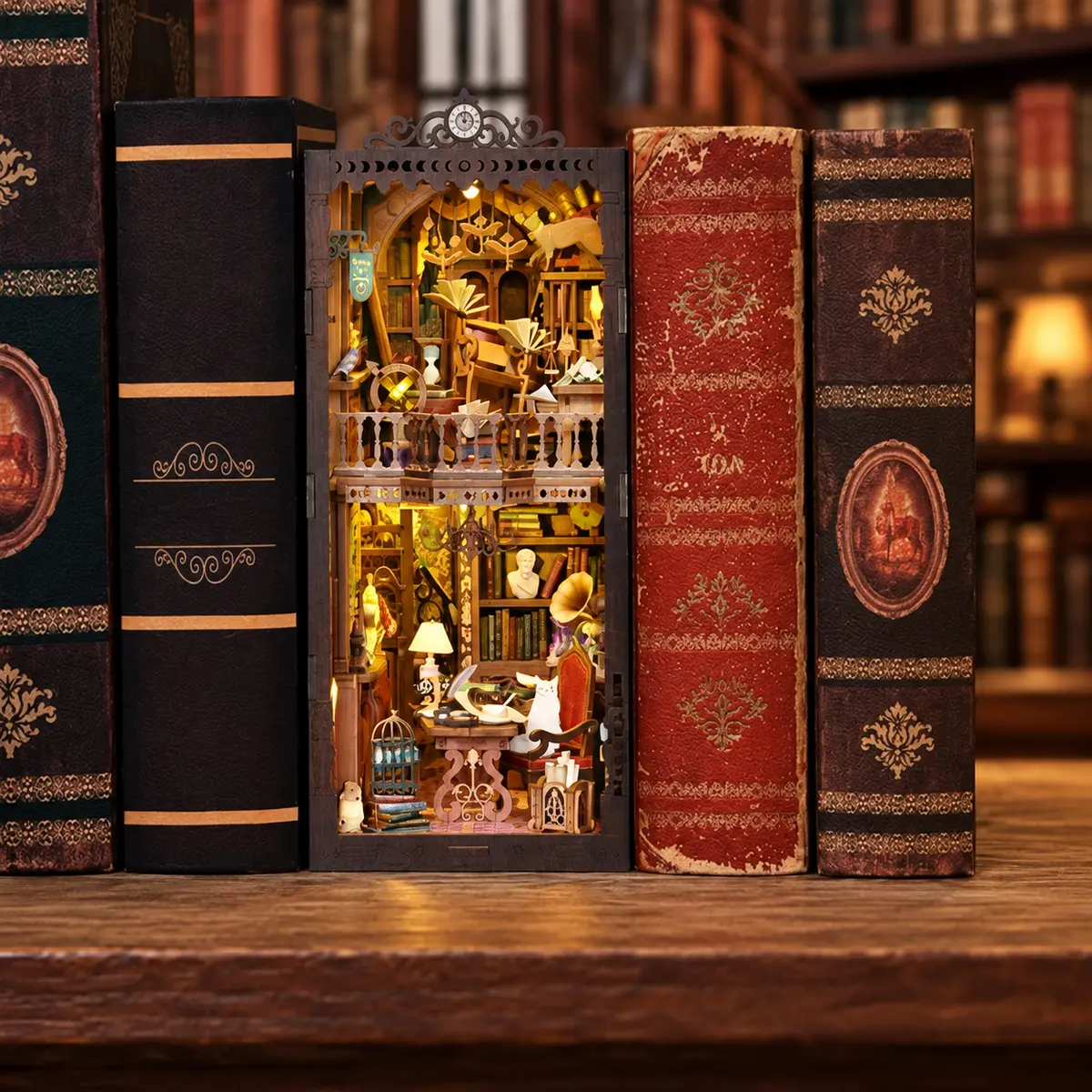 Verlichte THAR Wonder Library Book Nook in klassieke donkere boekenkast