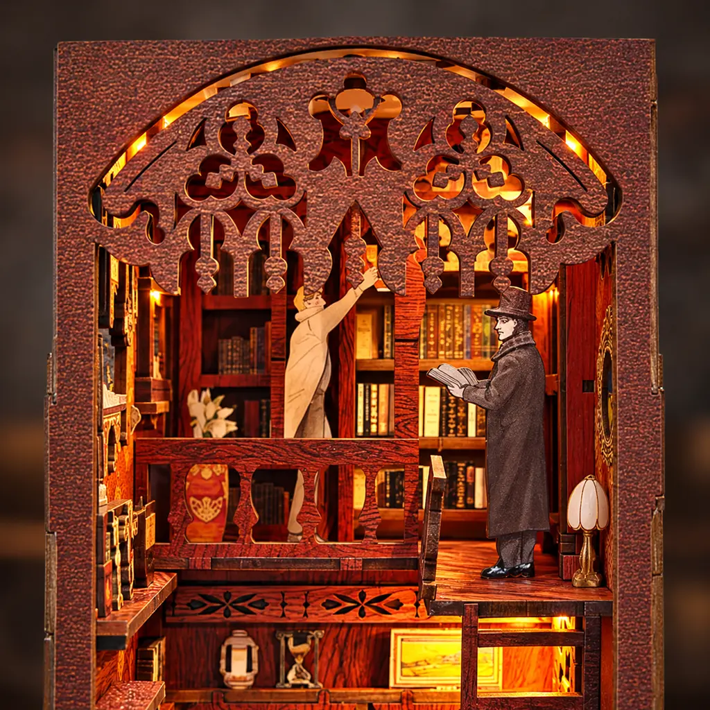 Bovenverdieping met balustrade van THAR Solace Academy miniatuur bibliotheek