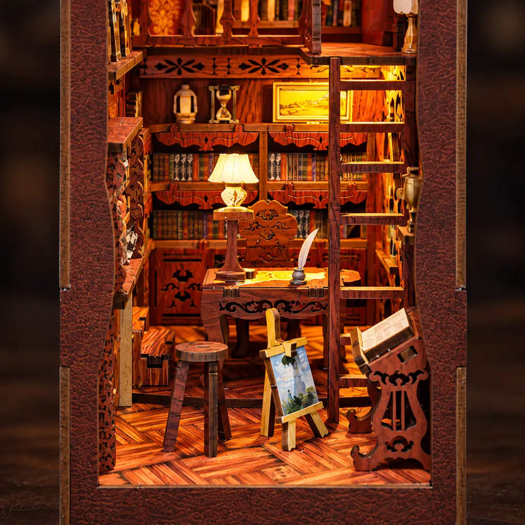Detail van het miniatuurbureau in THAR Solace Academy book nook